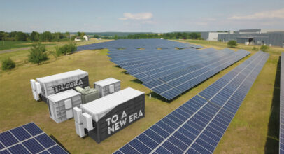 Visualisierung eines Batteriespeichers der TRICERA energy neben einer PV-Anlage
