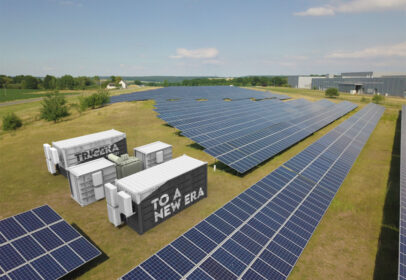 Visualisierung eines Batteriespeichers der TRICERA energy neben einer PV-Anlage