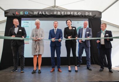 Foto zeigt symbolisches Durchschneiden des Bands bei Pressetermin zur Eröffnung von Sachsens größtem Speicher bei JT Energy in Freiberg