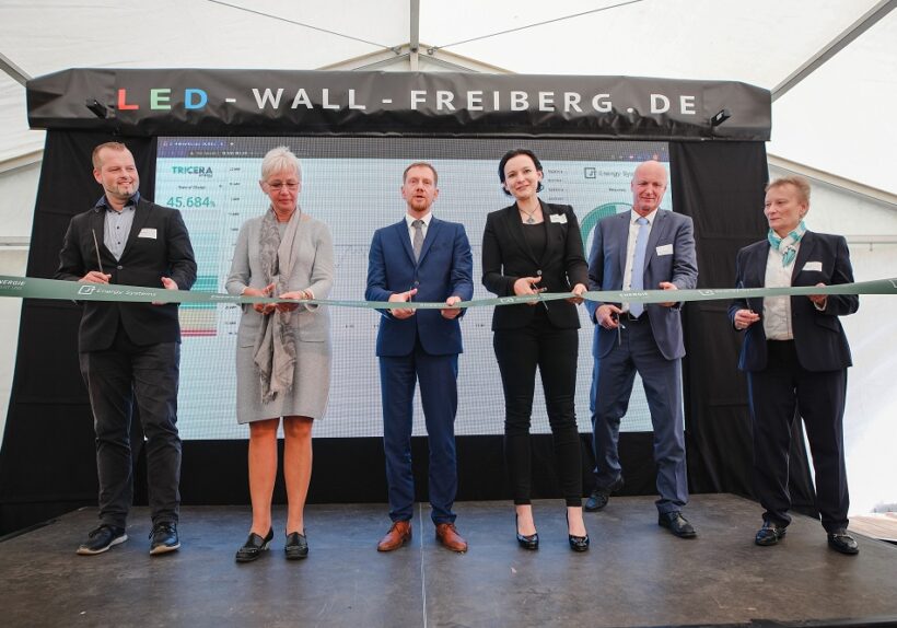 The photo shows the symbolic ribbon-cutting ceremony at a press event marking the opening of Saxony’s largest storage facility at JT Energy in Freiberg