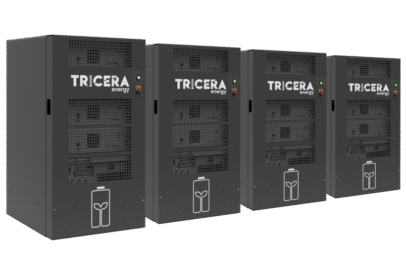Vier Flex100e Indoor-Batteriespeicher nebeneinander