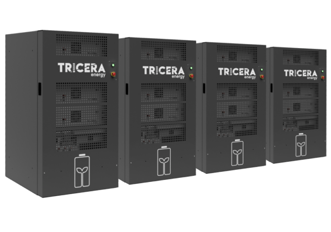 Vier Flex100e Indoor-Batteriespeicher nebeneinander