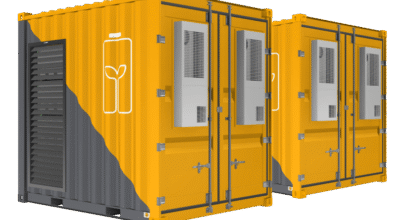 Zwei Flex400e Outdoor-Batteriespeicher nebeneinander