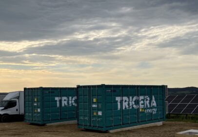 Batteriespeicher neben Photovoltaik-Anlage beim Kunden ABO Wind