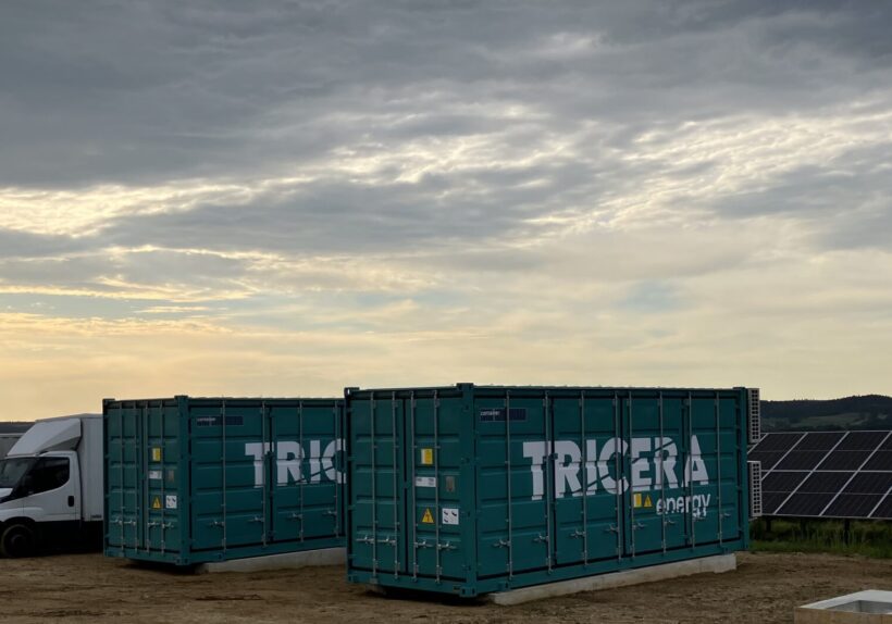 Batteriespeicher neben Photovoltaik-Anlage beim Kunden ABO Wind