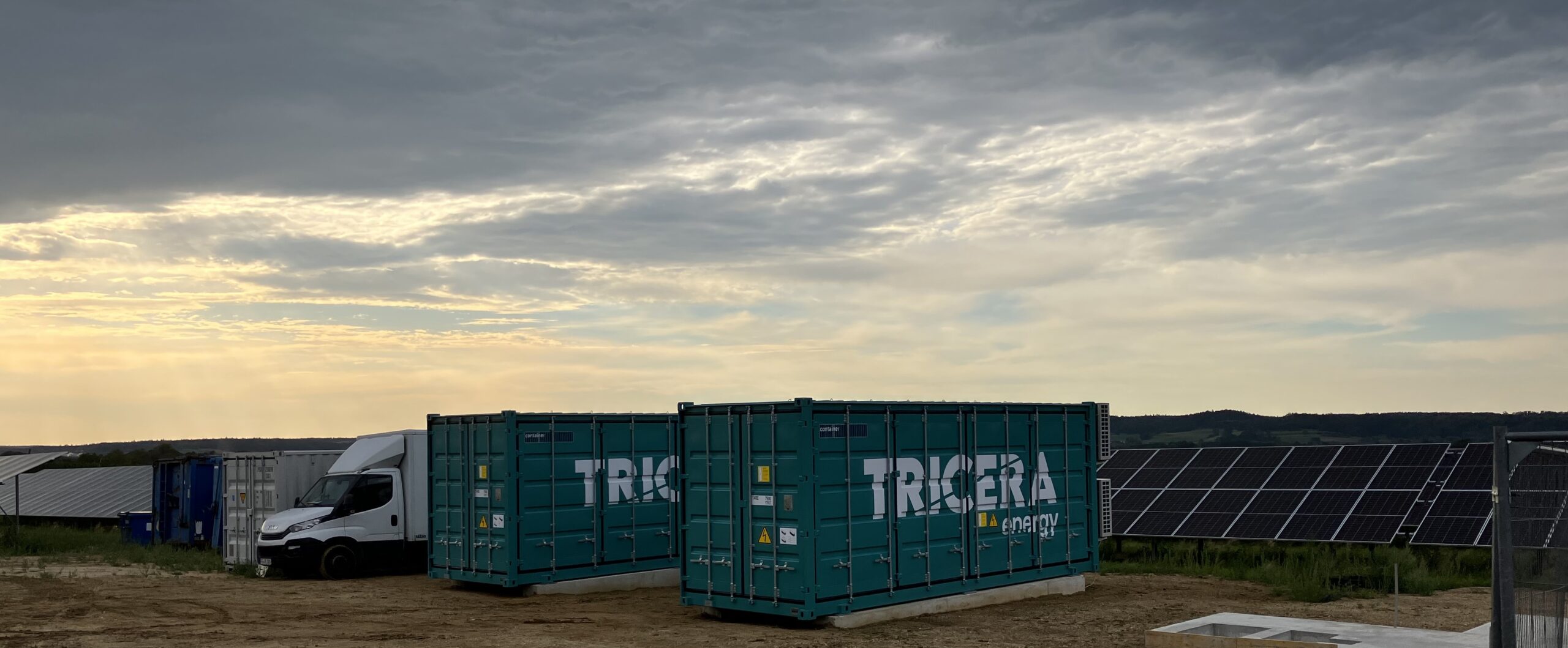ABO Wind Batteriespeicher neben Photovoltaik-Anlage beim Kunden ABO Wind