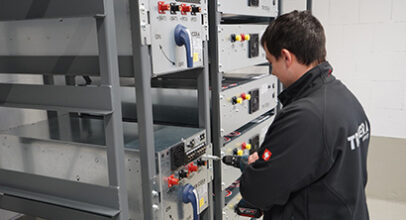 Mitarbeiter arbeitet an der Fertigstellung eines Indoor-Batteriespeichers
