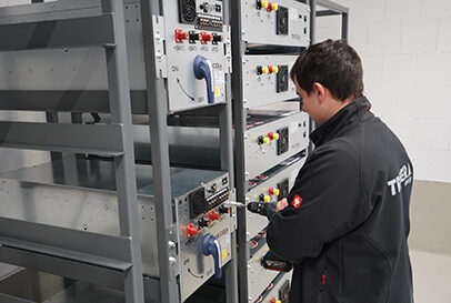 Mitarbeiter arbeitet an der Fertigstellung eines Indoor-Batteriespeichers