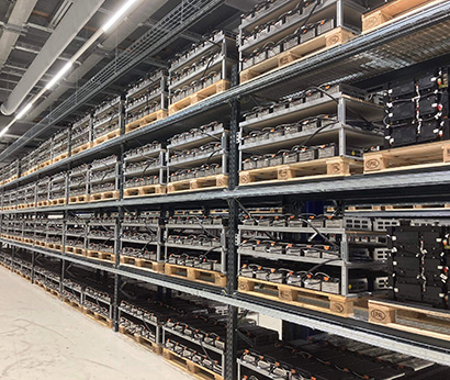 regal_batteriemodule_speicher_freiberg Regal mit Batteriemodulen im Batteriespeicher von JT Energy in Freiberg