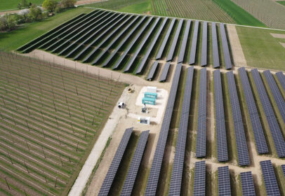 Batteriespeicher der TRICERA energy umrahmt von einer riesigen PV-Anlage
