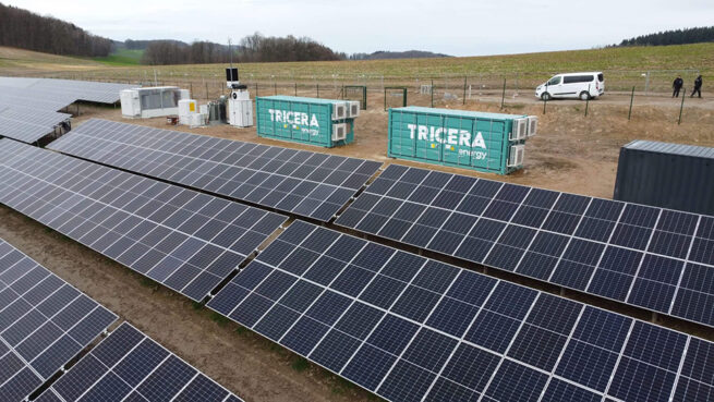 Magazyn energii akumulatorowej firmy TRICERA w hybrydowej elektrowni słonecznej w Wald-Michelbach