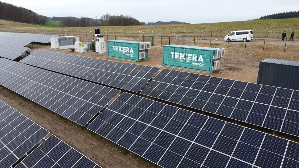 Magazyn energii akumulatorowej firmy TRICERA w hybrydowej elektrowni słonecznej w Wald-Michelbach