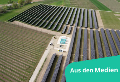 Batteriespeicher der TRICERA energy umrahmt von einer riesigen PV-Anlage