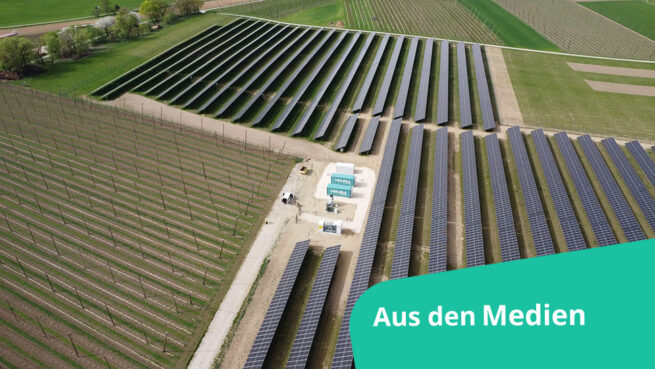 Batteriespeicher der TRICERA energy umrahmt von einer riesigen PV-Anlage