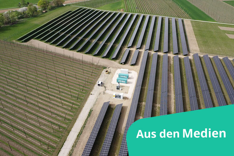Batteriespeicher der TRICERA energy umrahmt von einer riesigen PV-Anlage