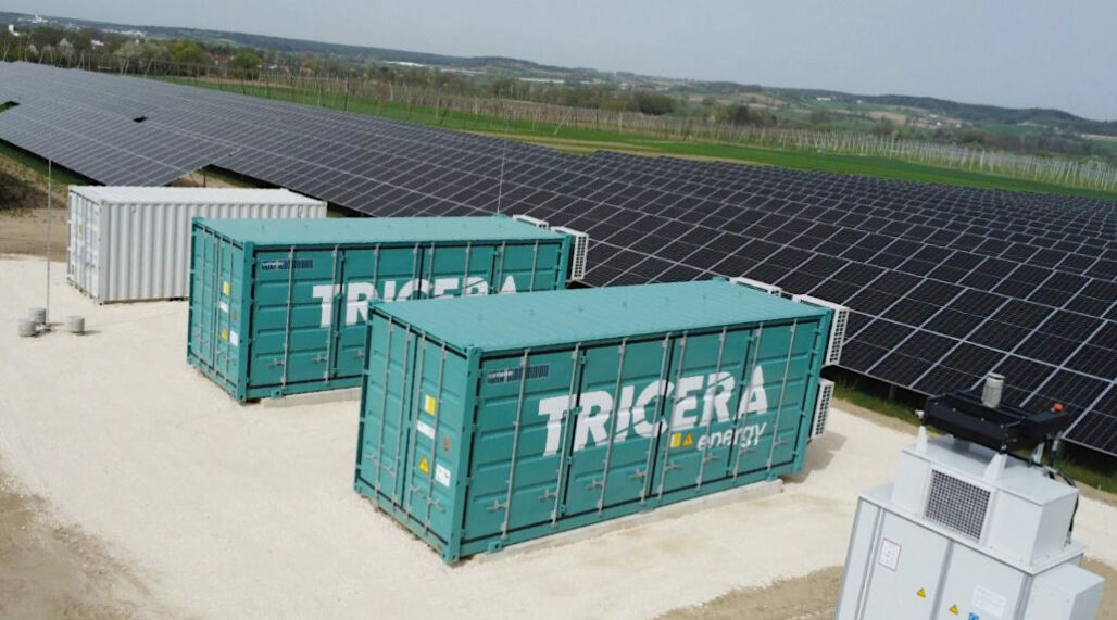 Batteriespeicher für erneuerbare Energien von TRICERA energy steht an einer Photovoltaikanlage und speichert erzeugten Strom