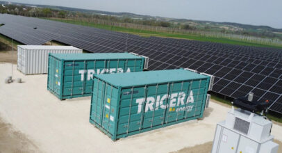 Batteriespeicher für erneuerbare Energien von TRICERA energy steht an einer Photovoltaikanlage und speichert erzeugten Strom