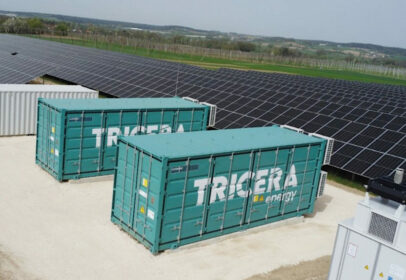 Batteriespeicher für erneuerbare Energien von TRICERA energy steht an einer Photovoltaikanlage und speichert erzeugten Strom