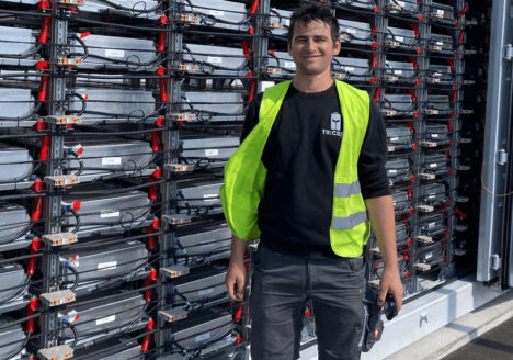 Mitarbeiter Konrad Seyffert vor geöffnetem Batteriespeicher