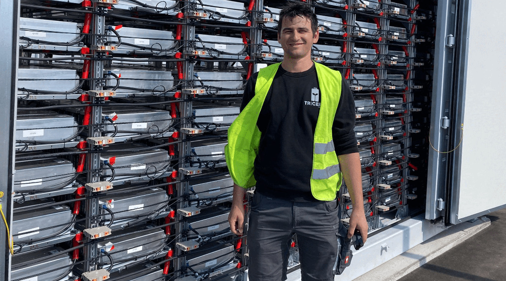 Mitarbeiter Konrad Seyffert vor geöffnetem Batteriespeicher