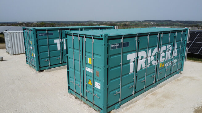 Ilustracja przedstawiająca magazyn energii w postaci akumulatorów firmy TRICERA energy GmbH