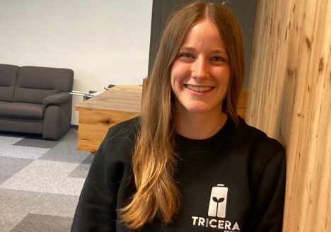Vertriebsingenieurin Henrike Quast im Gemeinschaftsraum der TRICERA energy