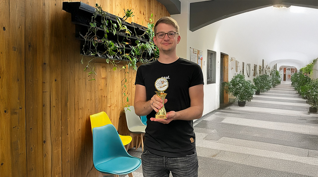 Philipp Berger, Referent für Marketing und PR bei der TRICERA energy, mit dem Siegerpokal des Billard-Turniers in der Hand