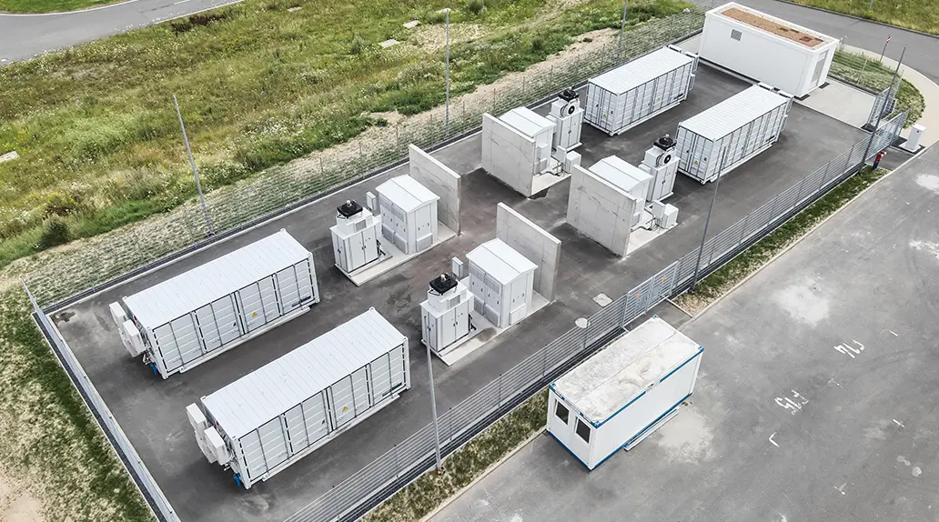 Komplettes Batteriespeicher-System der TRICERA energy für ein Automotive OEM als White-Label-Lösung
