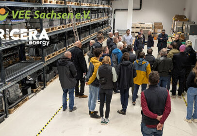 Der EPC und Systemintegrator TRICERA energy tritt dem VEE Sachsen bei - Bild der Teilnehmer eines gemeinsamen Events aus Sachsen größtem Batteriespeicher bei der JT Energy in Freiberg